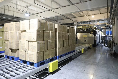 中國企業(yè)加速轉產(chǎn)防疫物資，全力支援一線抗疫防護服需求